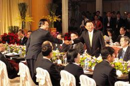 Ông Trần Vân Lâm và ông Giang Bính Khôn gặp nhau ở Đài Trung (Đài Loan) sáng 22-12 - Ảnh:Chinadaily.cn.