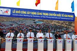 Thủ tướng Nguyễn Tấn Dũng cùng lãnh đạo các bộ, ngành, chủ đầu tư phát lệnh khởi công dự án.
