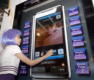 Chiếc điện thoại khổng lồ Omnia i900 với màn hình cảm ứng cực nhạy được Samsung giới thiệu tại triển lãm - Ảnh: Hữu Thắng.