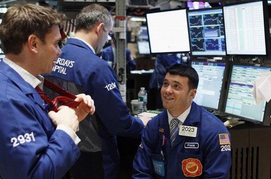 Khối lượng giao dịch trong ngày tiếp tục đạt trên 10 tỷ cổ phiếu - Ảnh: Reuters.