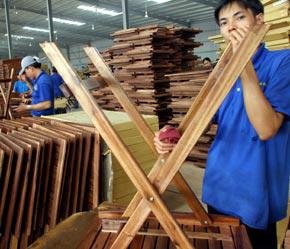 Nếu tính bằng giá trị thì những tai nạn và bệnh nghề nghiệp trong lao động gây tổn thất 4% trong GDP của Việt Nam.