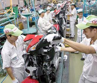 Công nhân làm việc tại nhà máy Honda Việt Nam.