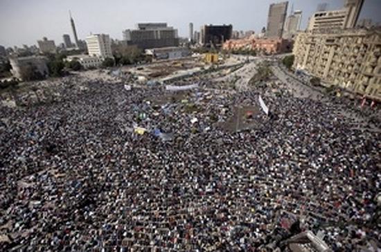 Dòng người biểu tình khổng lồ tại Cairo (Ai Cập) ngày 4/2 - Ảnh: AFP.