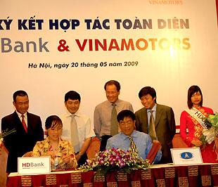 Lễ ký thỏa thuận hợp tác giữa HDBank với Vinamotor.