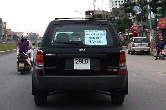 Một tài xế đã tỏ ra bức xúc trước hiện tượng lạm dụng bấm còi bằng việc "trưng" khẩu hiệu phía sau xe mình - Ảnh: Đức Thọ.