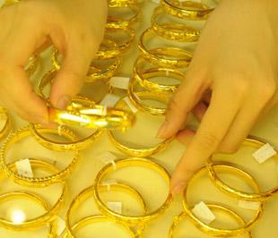 Giới kinh doanh vàng cho biết, họ kỳ vọng không khí giao dịch tại các tiệm kim hoàn sẽ được cải thiện nhờ hoạt động mua vàng nữ trang vào dịp Quốc tế Phụ nữ (8/3) tới - Ảnh: Quang Liên.