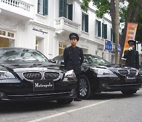 2 trong số 5 chiếc xe BMW vừa được Euro Auto bàn giao cho khách sạn Sofitel Metropole Hà Nội.
