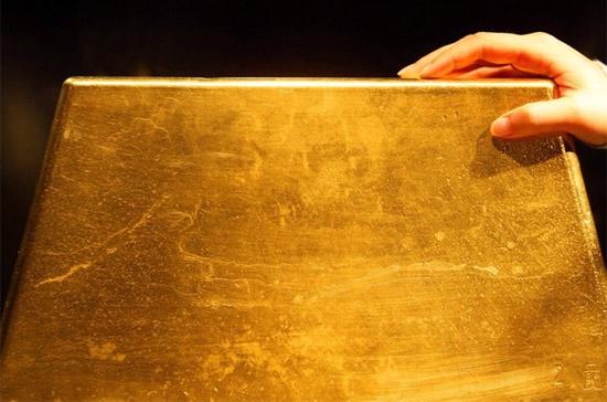 So với giá vàng thế giới quy đổi, giá vàng trong nước hiện đang thấp hơn khoảng 200.000-250.000 đồng/lượng - Ảnh: Reuters.