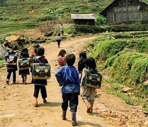 Các em bé dân tộc H’mông ở bản Tả Van đến trường. Đây là nơi được chọn làm địa điểm triển khai thử nghiệm giai đoạn 2 công nghệ WiMax tại Việt Nam.