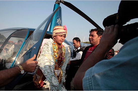 Chú rể Kapil Yadav đi rước dâu bằng trực thăng.