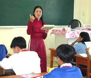 Tăng lương giáo viên là một trong những biện pháp cải thiện nền giáo dục sau khi thực hiện cuộc vận động “Hai không”.