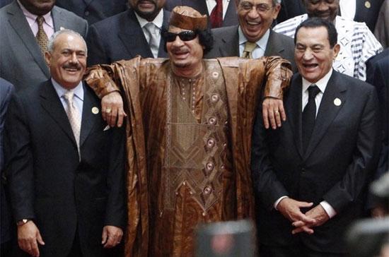 Muammar Gaddafi thời điểm tháng 10/2010, giữa Tổng thống Yemen Ali Abdullah Saleh và cựu Tổng thống Ai Cập Hosni Mubarak - Ảnh: Reuters.