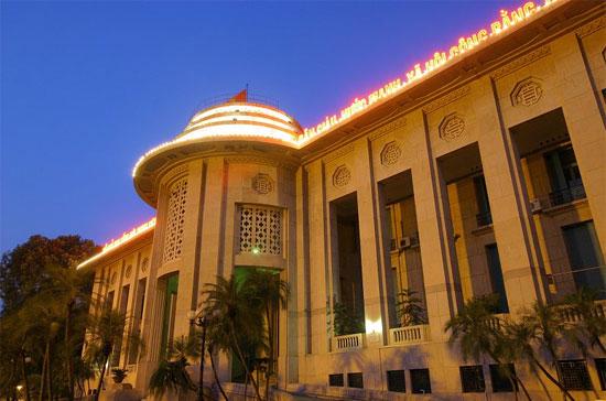 Trụ sở Ngân hàng Nhà nước tại Hà Nội. Ngân hàng Nhà nước đang ráo riết hành động để duy trì trần lãi suất tiền gửi ở mức 14%, làm cơ sở kéo lãi suất tiền vay xuống 17% - 19%.