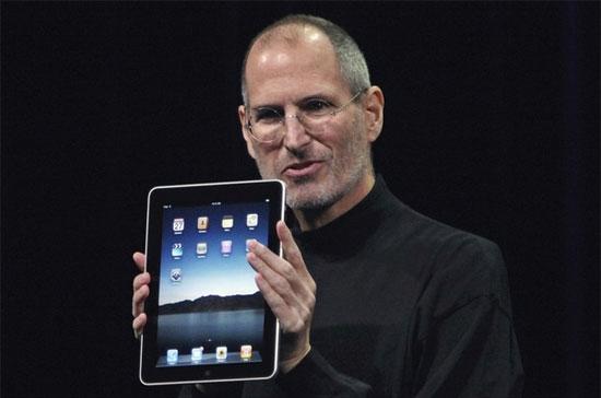 Steve Jobs bên chiếc iPad, sản phẩm công nghệ mới nhất của Apple - Ảnh: Reuters.