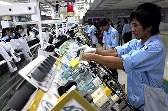 Những lĩnh vực sản xuất thâm dụng lao động đang xem Việt Nam như miền đất hứa cho khả năng sinh lời từ đồng vốn tối thiểu và công nghệ chỉ mang tính gia công, lắp ráp.