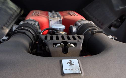 Động cơ V8 trang bị trên siêu xe Ferrari 458 Italia dành liên tiếp hai giải thưởng trong cuộc bình chọn động cơ của năm 2013 - Ảnh: Bobi.<br>