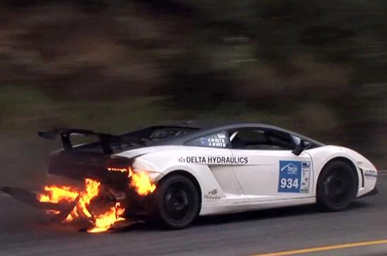 Một chiếc Lamborghini Gallardo bị cháy khi đang lưu hành - Ảnh: Autoblog.
