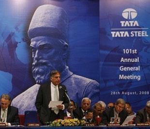 Tỷ phú Ratan Tata (người đứng), Chủ tịch Tập đoàn Tata Steel, tại cuộc họp cổ đông hàng năm của tập đoàn. Tata Steel hiện là nhà sản xuất thép lớn thứ 6 thế giới - Ảnh: Reuters.