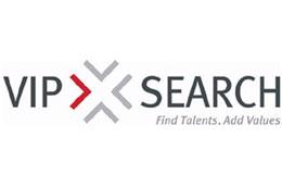 Logo mới của VIPsearch với điểm nhấn mũi tên đỏ, tượng trưng cho sự am hiểu về nhu cầu của khách hàng và nhân sự mục tiêu.