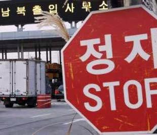 Xe tải của Hàn Quốc dừng trước cửa khẩu vào Triều Tiên, trên đường tới Khu công nghiệp Kaesong - Ảnh: Reuters.