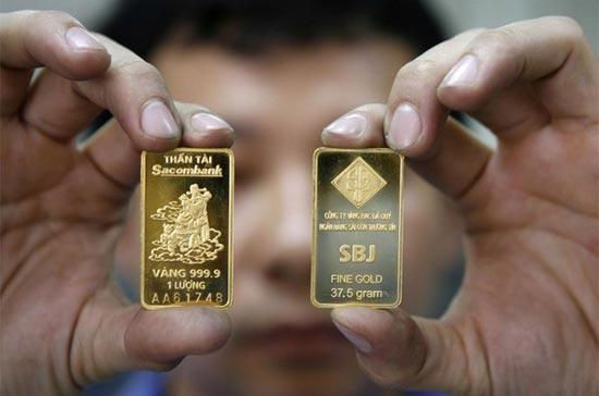 Giới kinh doanh vàng cho biết, giao dịch sáng nay đã khởi sắc đáng kể so với những ngày trước vì người dân tranh thủ giá vàng xuống thấp để mua vào - Ảnh: Reuters.