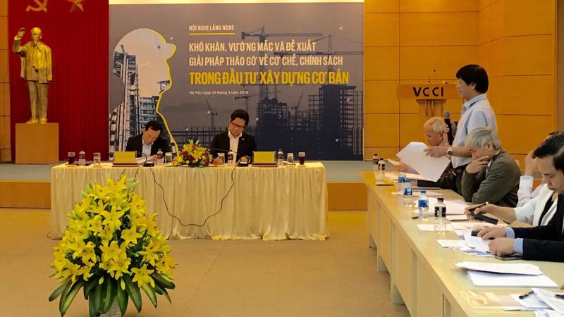 Bộ trưởng Phạm Hồng Hà chăm chú lắng nghe và ghi chép các góp ý tại hội nghị. 