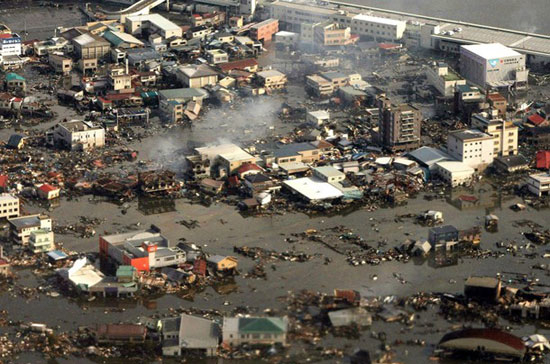Thành phố Kesennuma, tỉnh Miyagi, tan hoang sau cơn địa chấn và sóng thần - Ảnh: Getty.