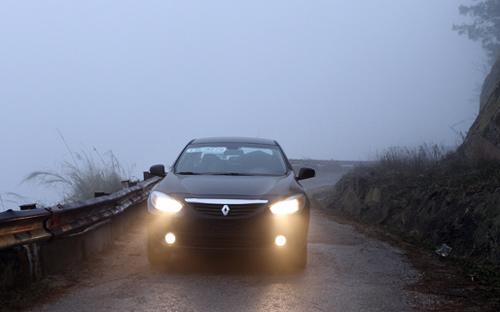 Nên dành thời gian đánh một số bộ phận của xe như đèn chiếu sáng, đèn cảnh báo, phanh và lốp trước khi lái xe đi trong sương mù - Ảnh: Bobi.<br>