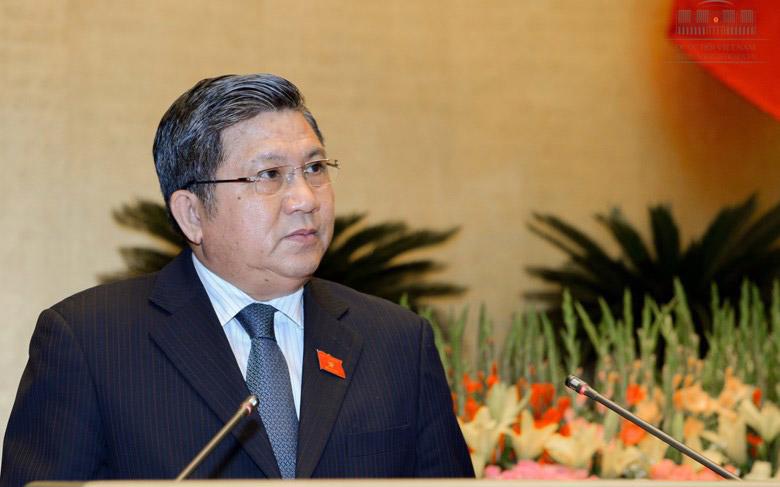 Chủ nhiệm Uỷ ban Kinh tế Nguyễn Văn Giàu trình bày báo cáo thẩm tra.