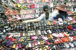 Giày dép Trung Quốc hiện đang chiếm lĩnh thị trường nước ta.