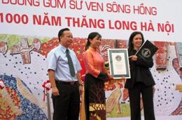 Đại diện Tổ chức Guinness thế giới trao bằng chứng nhận cho tác giả.