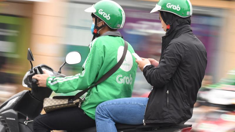 Có mặt từ năm 2014, Grab trở thành một trong những nền tảng dịch vụ gọi xe, giao đồ ăn lớn nhất tại Việt Nam - Ảnh: Nikkei.