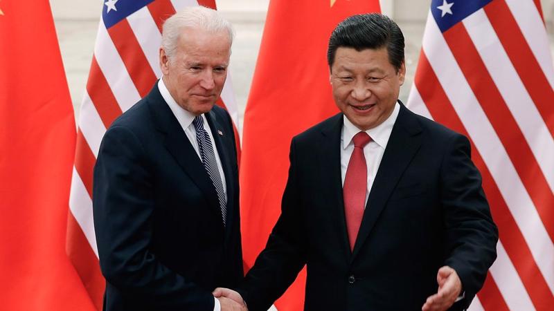 Ông Joe Biden khi còn là phó tổng thống Mỹ và Chủ tịch Trung Quốc Tập Cận Bình - Ảnh: EPA