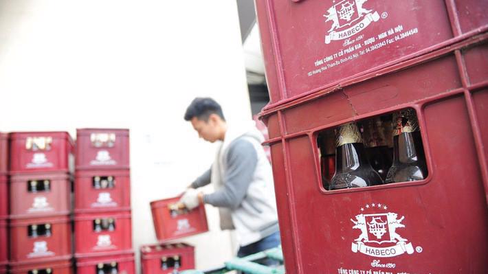 Những chai bia Hà Nội 450 ml đỏ không còn là sản phẩm được thị trường chào đón nồng nhiệt như xưa.