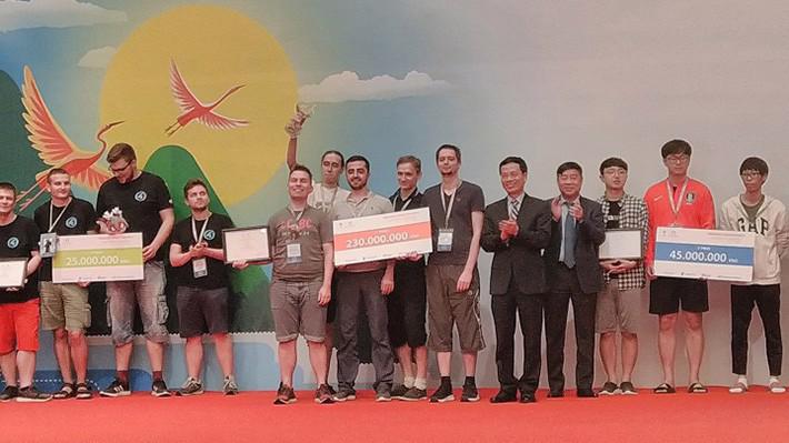 Bộ trưởng Nguyễn Mạnh Hùng trao giải nhất cuộc thi WhiteHat Grand Prix 2018 cho đội hacker mũ trắng của Nga.