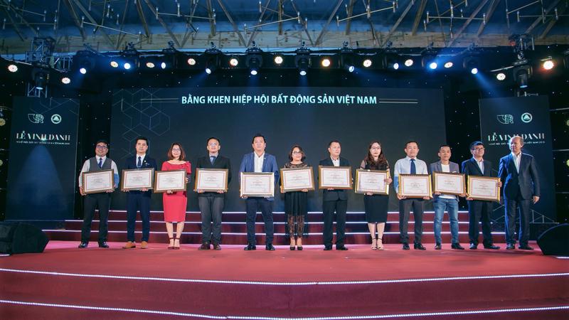 Các doanh nghiệp nhận bằng khen của Hiệp hội Bất động sản Việt Nam.