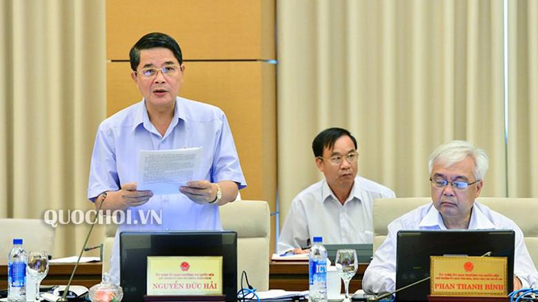 Chủ nhiệm Uỷ ban Tài chính - ngân sách Nguyễn Đức Hải trình bày báo cáo thẩm tra.