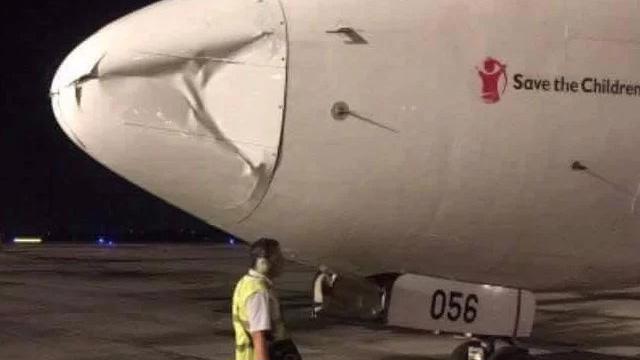 Máy bay của T'way Air (Hàn Quốc) va chạm mạnh với vật thể lạ gây móp, vỡ phần mũi lúc đang tiếp cận hạ cánh ở độ cao 600m tại sân bay Tân Sơn Nhất.