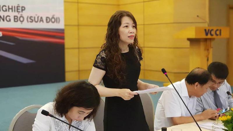 Bà Trịnh Thị Hằng Nga, Vụ trưởng Vụ Pháp chế Bộ Giao thông vận tải phát biểu tại hội thảo.