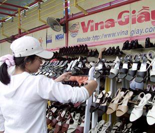 "Giày dép Việt Nam có thể xuất khẩu khắp thế giới thì không có cớ gì không chinh phục được thị trường Việt Nam" - Ảnh: Việt Tuấn.