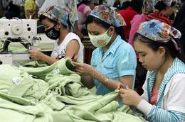 May hàng xuất khẩu tại Công ty may Bình Định - Ảnh: Trần Việt