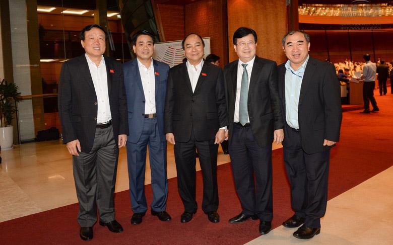 Thủ tướng Nguyễn Xuân Phúc (giữa) cùng đại biểu, khách mời bên hành lang Quốc hội.