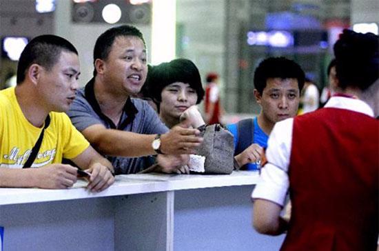 Hành khách Trung Quốc giận dữ đòi trả vé tại ga Hồng Kiều, Thượng Hải sau sự cố ngày 12/7 - Ảnh: THX.