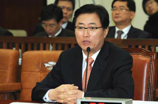 Bộ trưởng Bộ Kinh tế và Tri thức Hàn Quốc, Choi Joong Kyung.