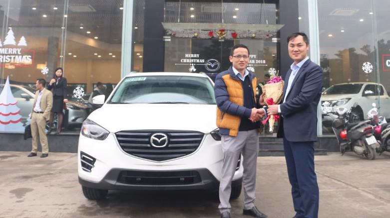 Là người may mắn trúng giải đặc biệt xe ôtô Mazda CX5, khách hàng Trần Văn Đông cùng với người thân và bạn bè đã có mặt từ sớm để tham gia nhận giải.