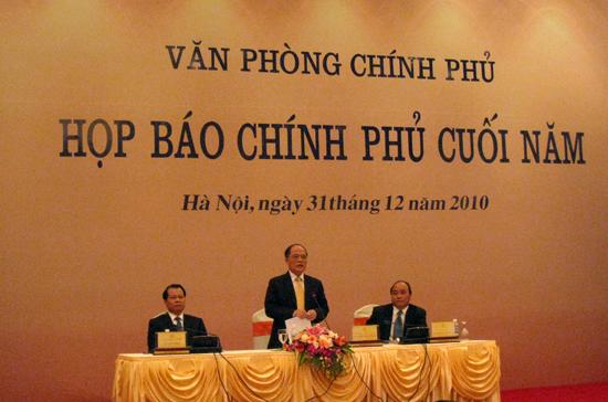 Phó thủ tướng Thường trực Nguyễn Sinh Hùng chủ trì cuộc họp báo chiều 31/12.