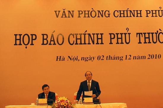 Bộ trưởng Nguyễn Xuân Phúc và Thống đốc Nguyễn Văn Giàu đồng chủ trì họp báo chiều 2/12.