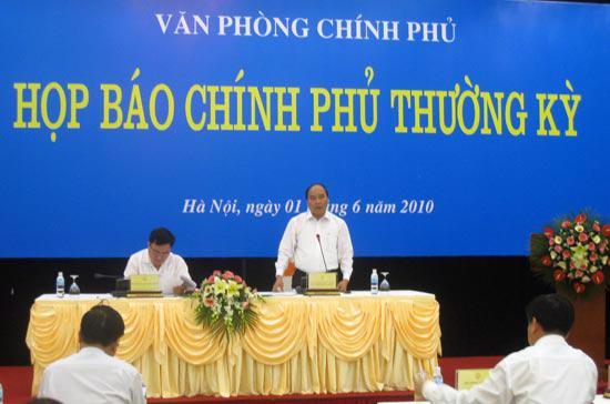 Bộ trưởng Nguyễn Xuân Phúc chủ trì buổi họp báo chiều 1/6.