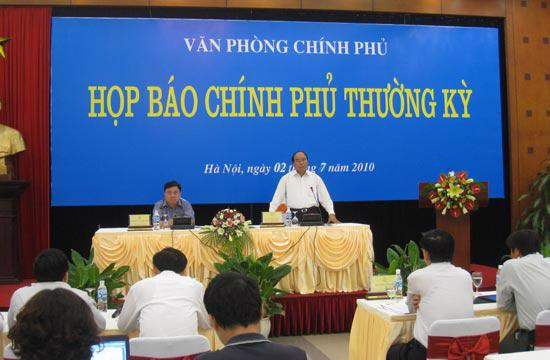 Bộ trưởng Nguyễn Xuân Phúc chủ trì buổi họp báo chiều 2/7 - Ảnh: T. Nguyên.