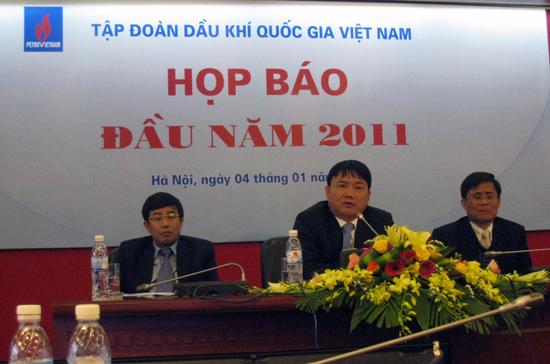Chủ tịch Hội đồng Thành viên Petro Vietnam Đinh La Thăng chủ trì buổi họp báo sáng 4/1.
